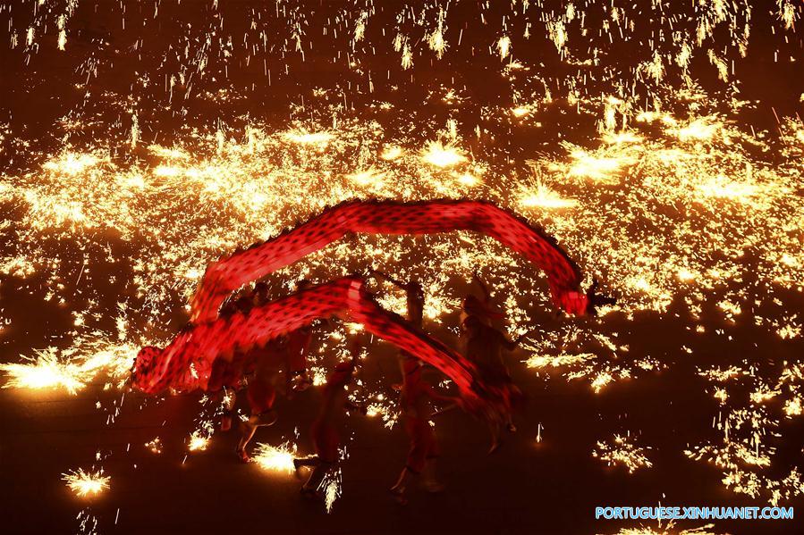Pessoas interpretam dança do dragão de fogo para celebrar o ano novo em Shandong