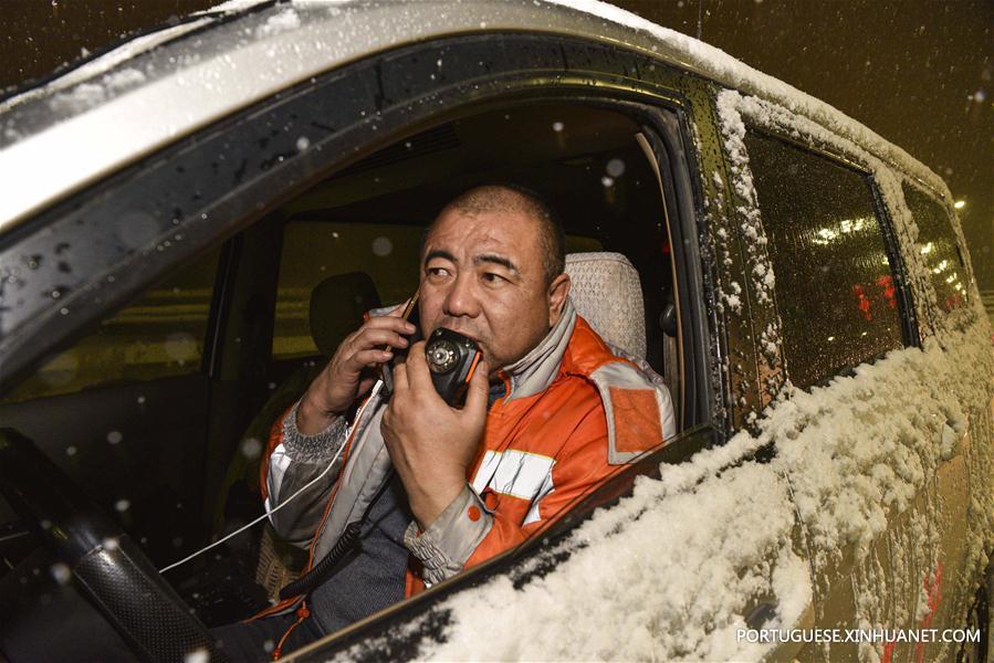 Wang Xinmin, chefe de um grupo de limpeza, dirige um caminhão de remoção de neve no início da manhã depois de uma queda de neve atingir Urumqi, capital da Região Autônoma Uigur de Xinjiang, no noroeste da China, em 28 de dezembro de 2018. Uma forte queda de neve atingiu a cidade na quarta-feira. (Xinhua/Hu Huhu)