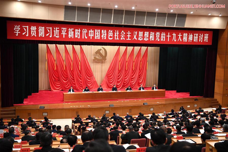 Xi enfatiza a defesa e o desenvolvimento do socialismo com características chinesas