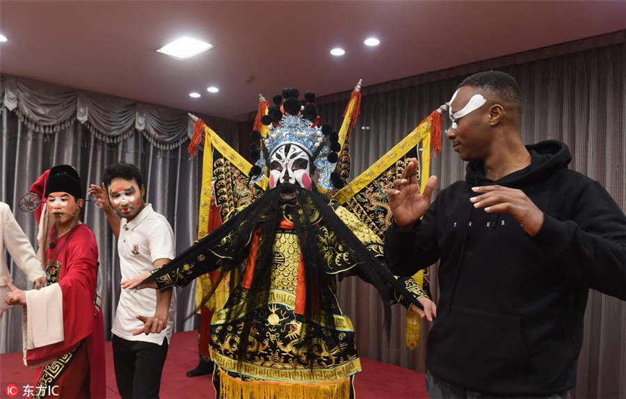 “Ópera no Campus”: Estudantes estrangeiros aprendem Ópera Bangzi de Hebei