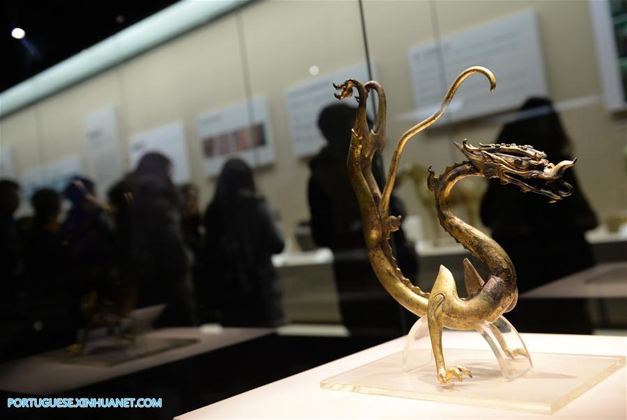 Exposição sobre relíquias culturais de dinastias chinesas antigas no Museu de História de Shaanxi