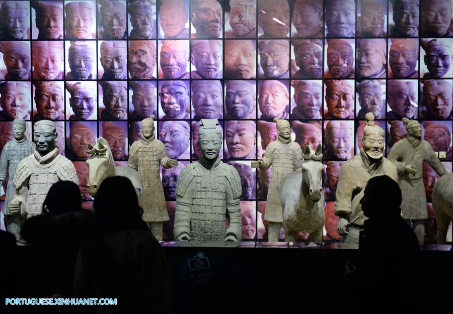 Exposição sobre relíquias culturais de dinastias chinesas antigas no Museu de História de Shaanxi