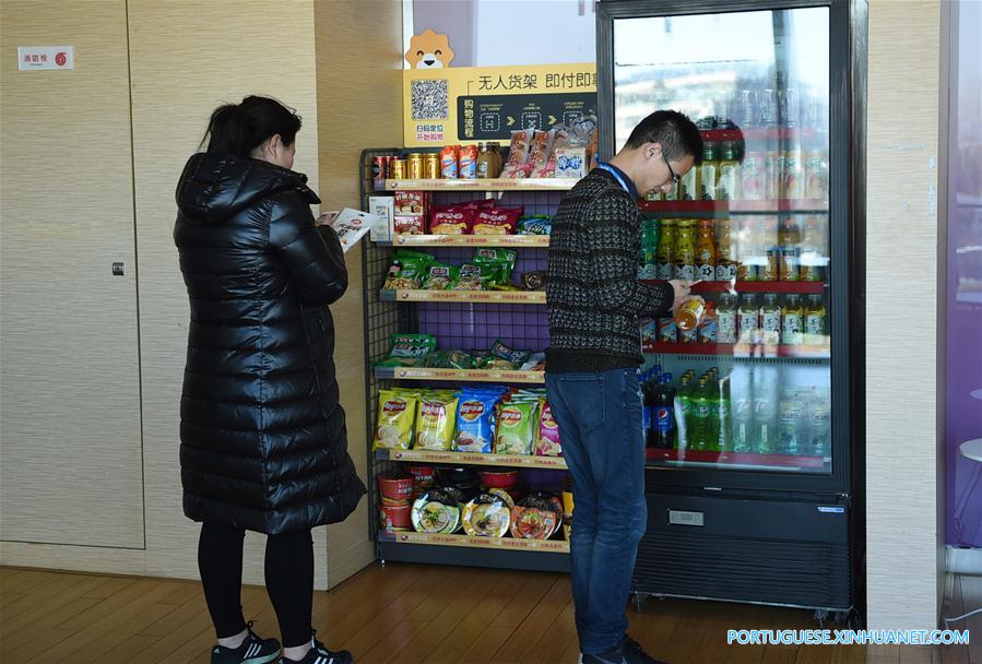 Clientes fazem compras em prateleiras de autoatendimento em Nanjing