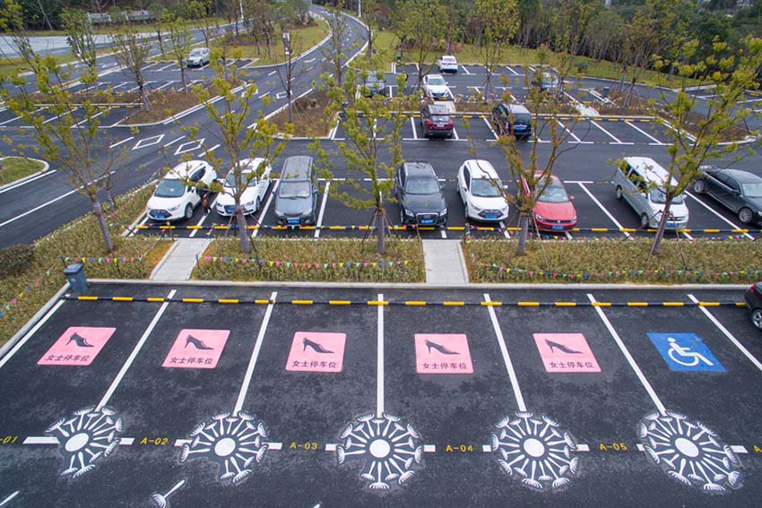 Insólito: Locais de estacionamento apenas para mulheres geram controvérsia