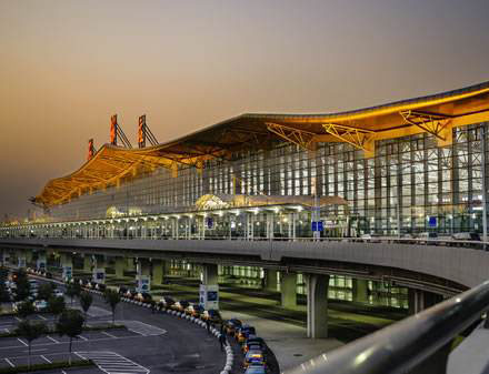  02           Região Beijing-Tianjin-Hebei terá aeroportos de classe mundial           A China irá construir um conjunto de aeroportos de classe mundial na região de Beijing-Tianjin-Hebei, no norte do país, para melhorar a conectividade e promover o desenvolvimento regional coordenado.