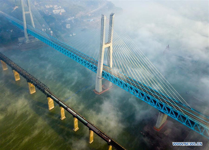 Nova ponte ferroviária de Baishatuo no Rio Yangtze concluída no sudoeste da China