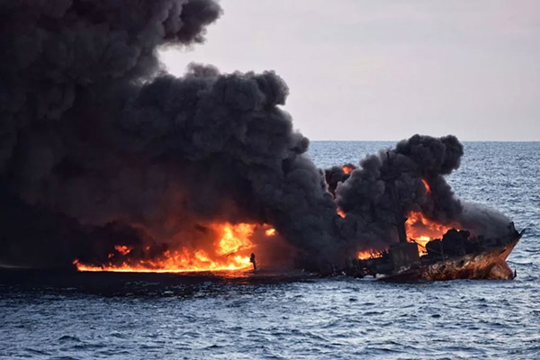 Petroleiro em chamas na costa de Shanghai afunda dias após colisão