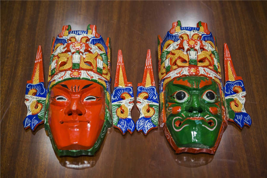 Galeria: Máscaras de madeira da ópera Dixi
