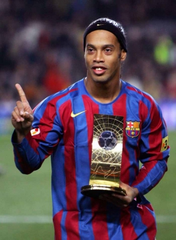 Ronaldinho Gaúcho pendura as chuteiras