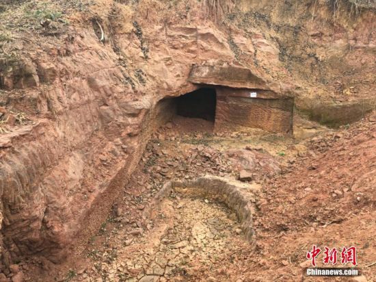 Grupo de tumbas em penhasco da dinastia Han é descoberto na China
