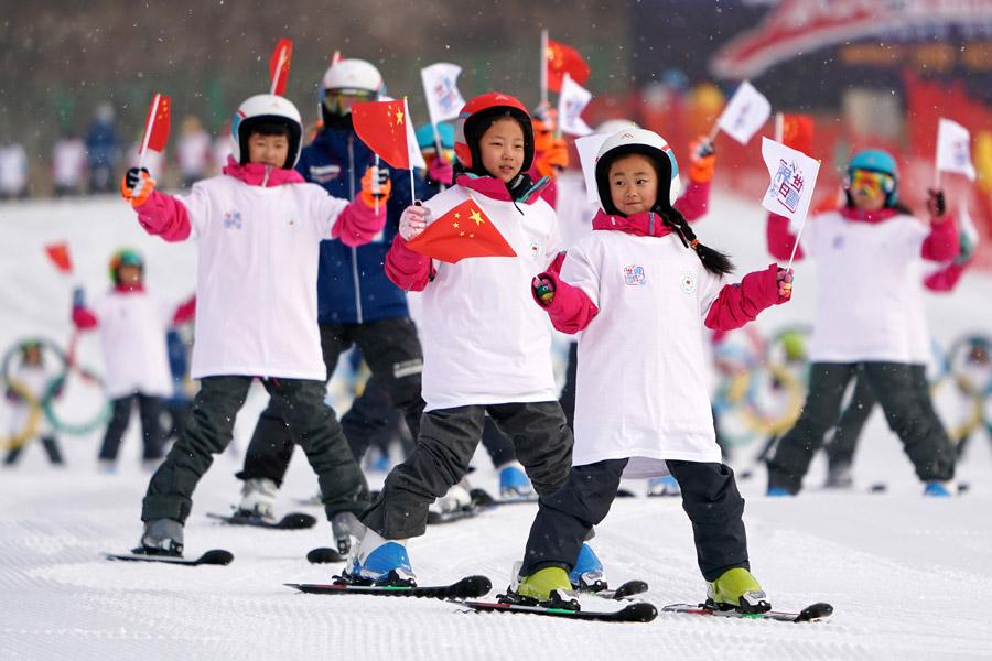 Galeria: Crianças celebram Dia Mundial da Neve em Beijing