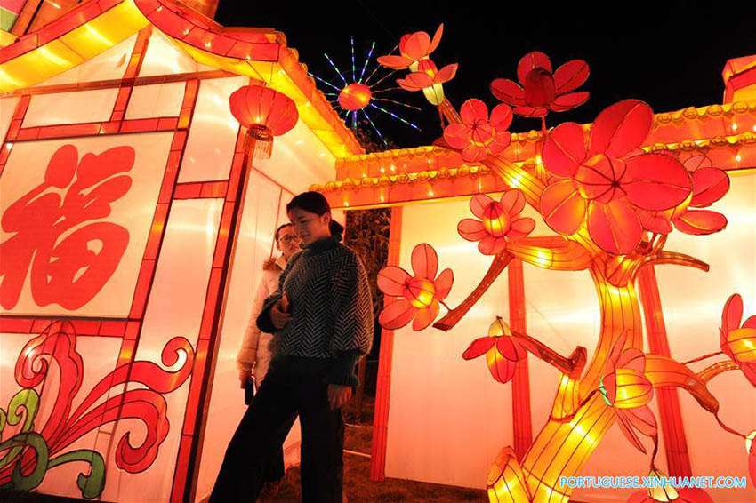 Pessoas apreciam lanternas festivas em Chongqing