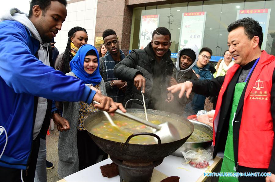 Estudantes estrangeiros degustam mingau Laba em Jiangsu