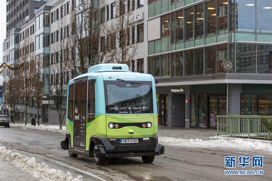 Ônibus sem motorista em operação experimental na Suécia