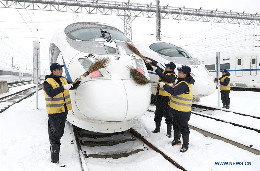 Posto de manutenção em Anhui recebe trens afetados pela tempestade de neve