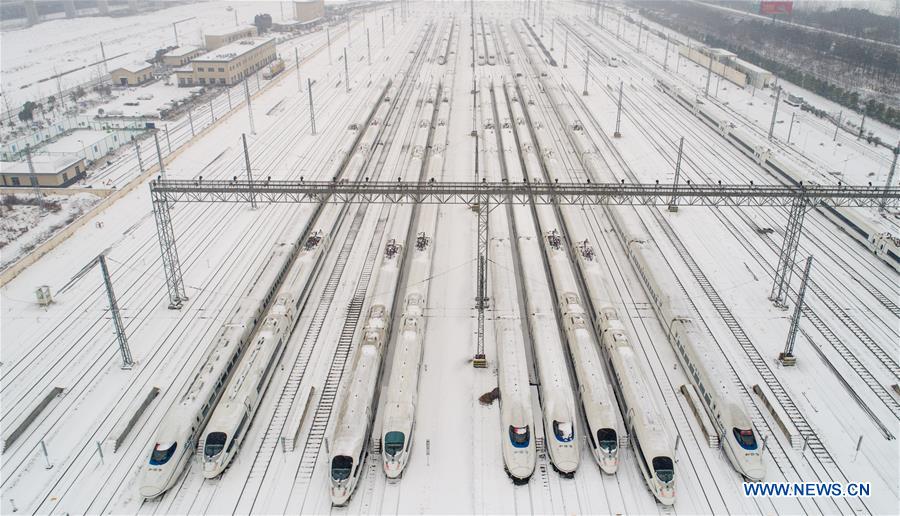 Posto de manutenção em Anhui recebe trens afetados pela tempestade de neve
