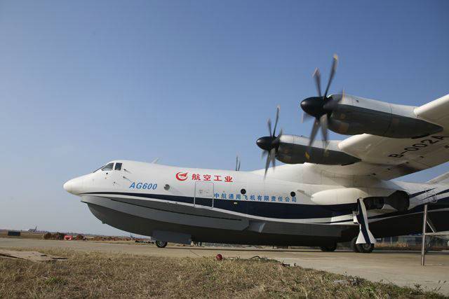Primeiro avião anfíbio de grande porte da China completa segundo voo