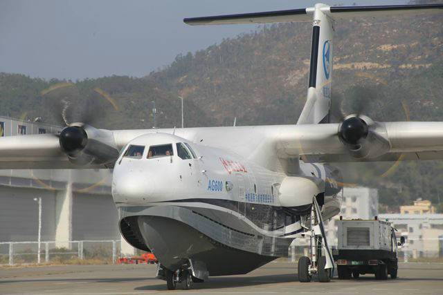 Primeiro avião anfíbio de grande porte da China completa segundo voo