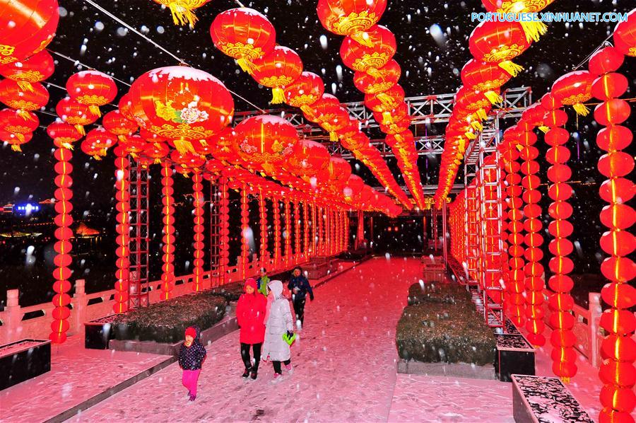 Lanternas iluminam rua de Weifang em Shandong