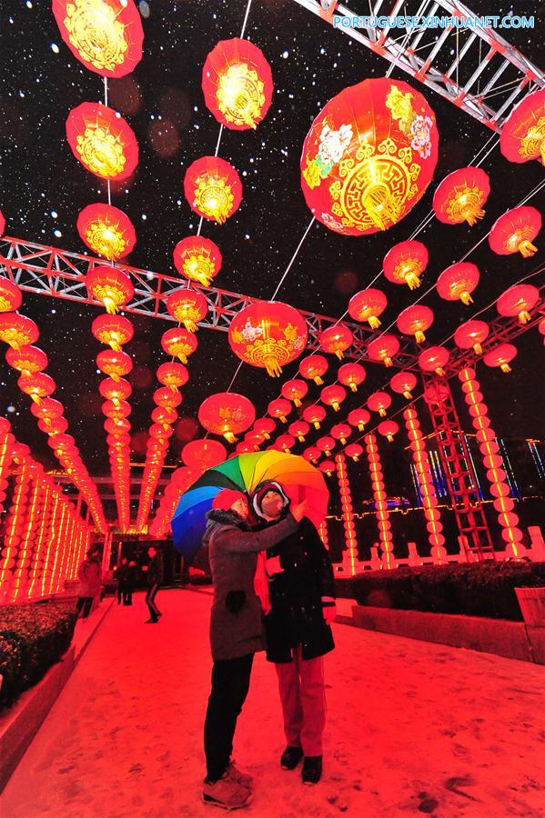 Lanternas iluminam rua de Weifang em Shandong