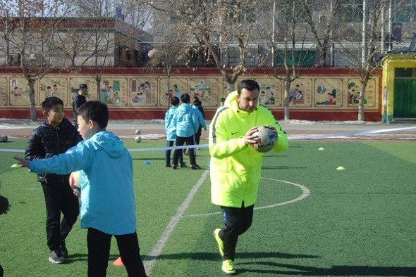 Time de futebol da escola de jovens com treinador