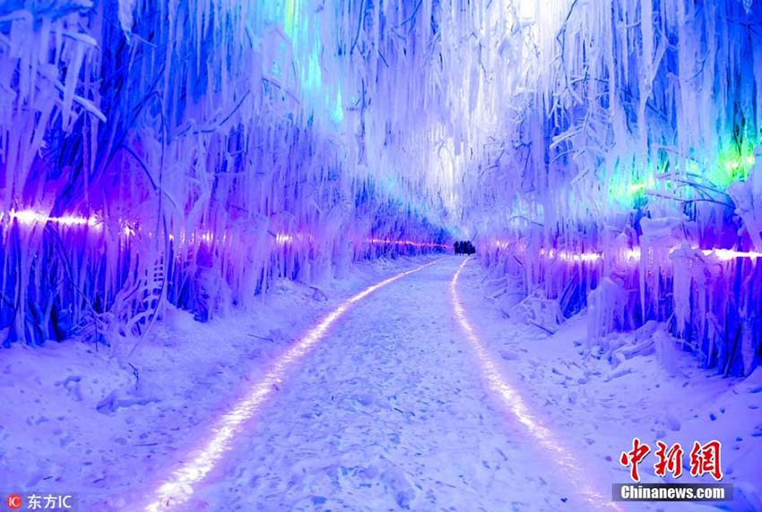 Caverna gelada atrai visitantes em Jilin