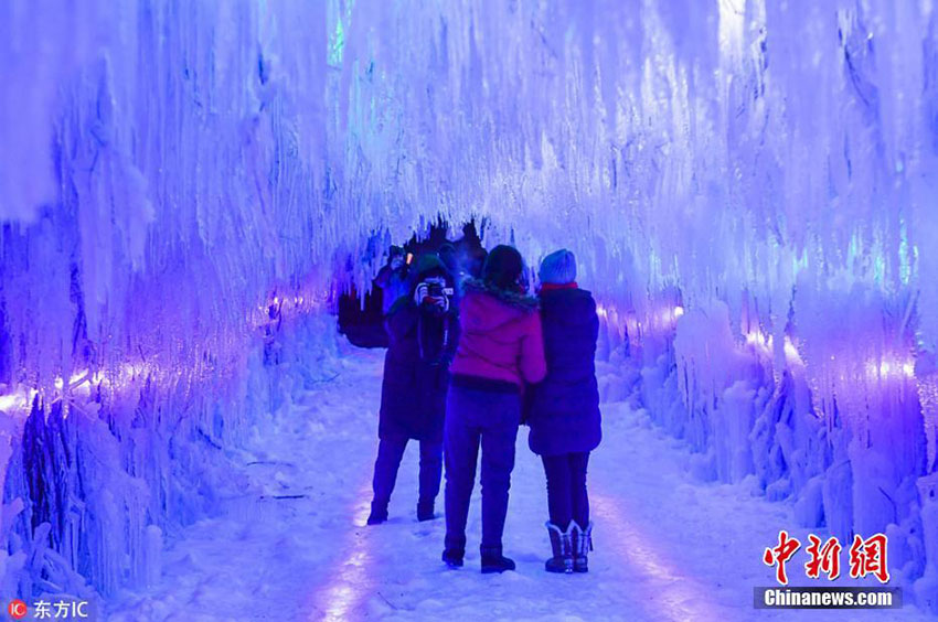 Caverna gelada atrai visitantes em Jilin