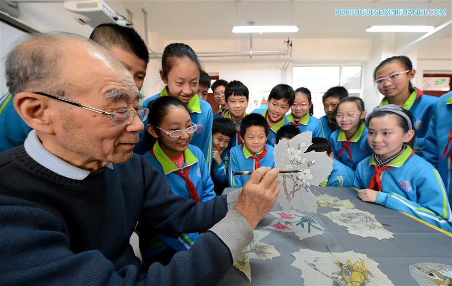 Estudantes aprendem a fazer pinturas em folhas em Hebei