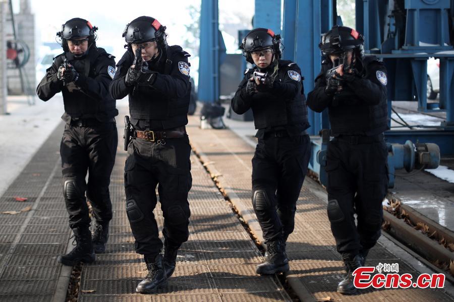 Polícia de Nanjing realiza simulação de situação de emergência no advento da migração do Ano Novo Chinês