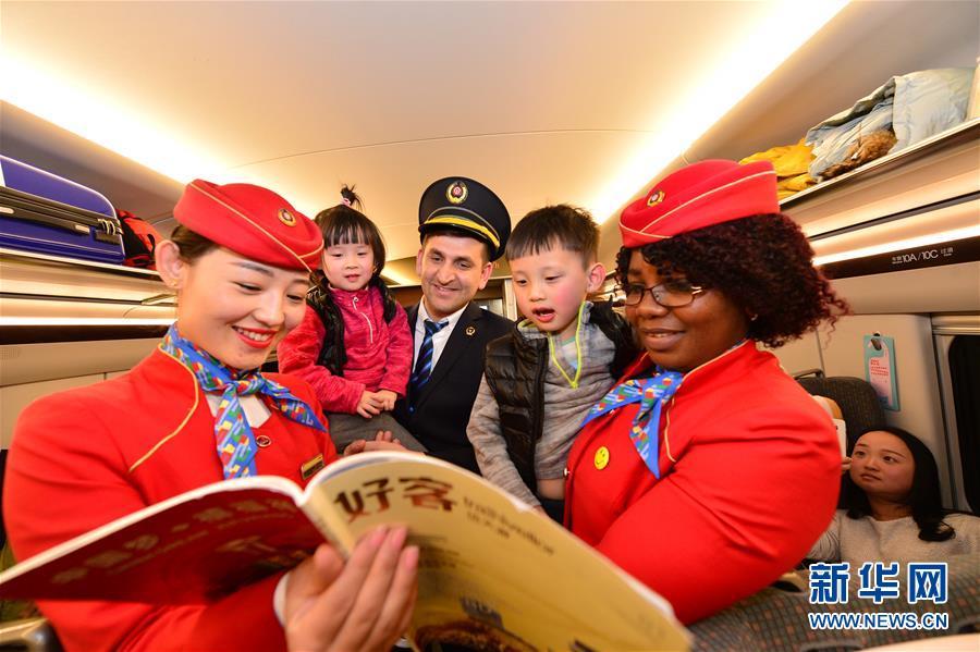 Voluntários estrangeiros juntam-se ao staff dos trens chineses durante migração do Ano Novo