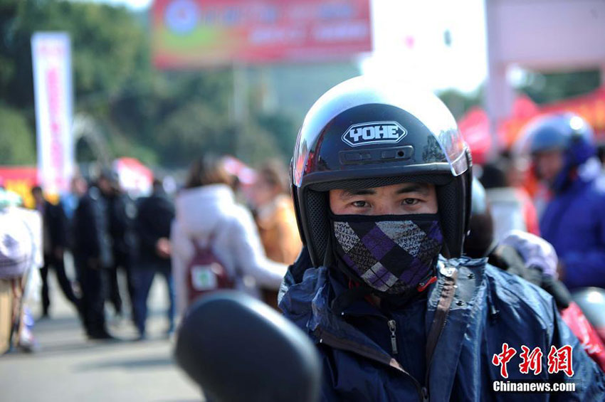 Ano Novo Chinês: Chineses regressam a casa de motocicleta