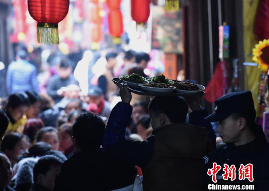 “Banquete de mil metros” realizado no sudoeste da China para celebrar o Festival da Primavera