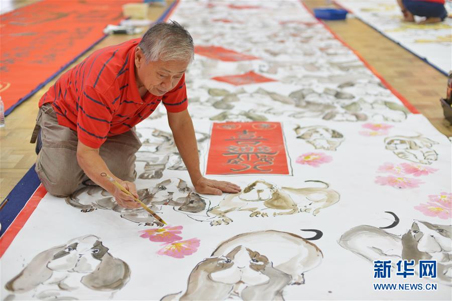 Estudantes de pintura da Malásia realizam atividade comemorativa do Ano Novo do Cão