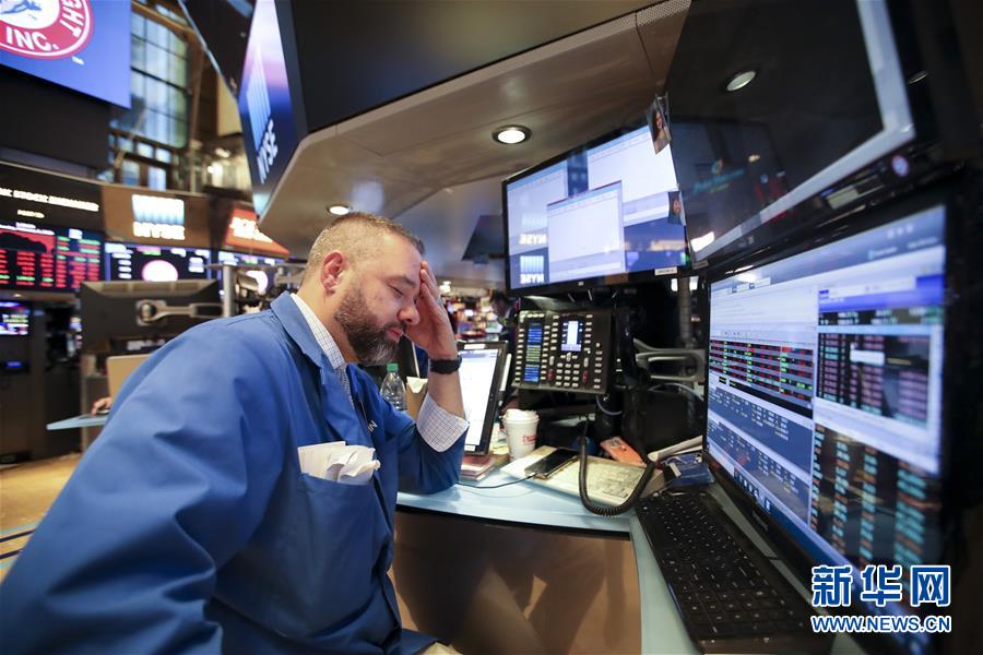 Dow mergulha mais de 1100 pontos enquanto vendas são tomadas de pânico