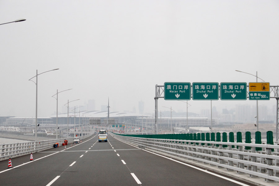 Seção principal da ponte Hong Kong-Zhuhai-Macau sob inspeção
