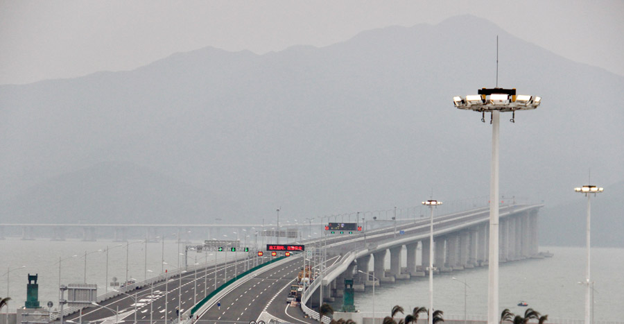 Seção principal da ponte Hong Kong-Zhuhai-Macau sob inspeção