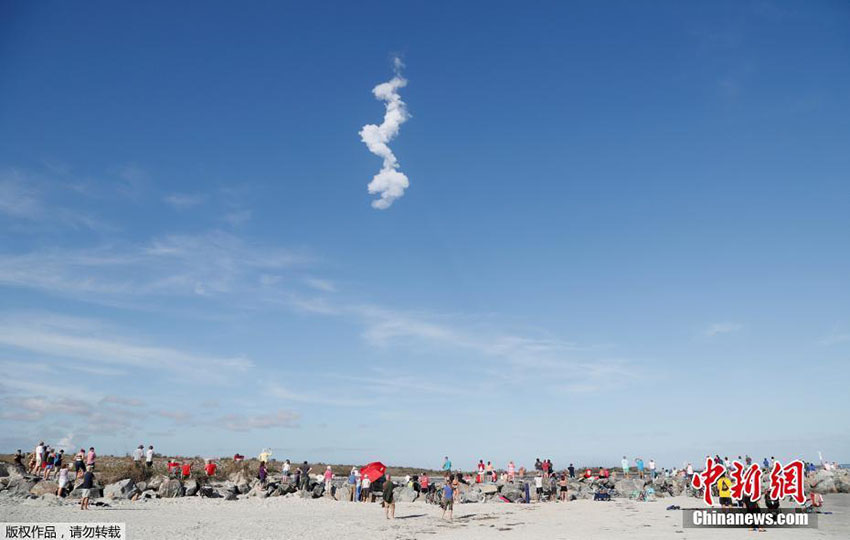 SpaceX lança com sucesso foguete Falcon Heavy