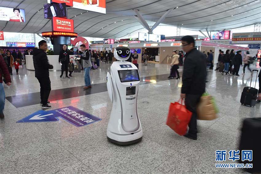 Robôs patrulham na estação ferroviária em Shenzhen