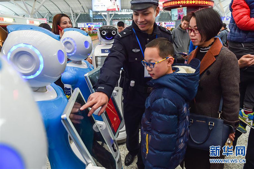 Robôs patrulham na estação ferroviária em Shenzhen