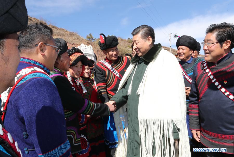 Xi Jinping visita aldeãos étnicos pobres no sudoeste da China