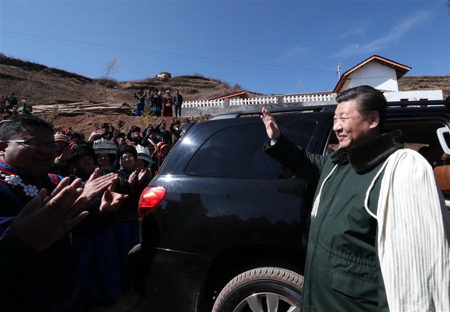 Xi Jinping visita aldeãos étnicos pobres no sudoeste da China