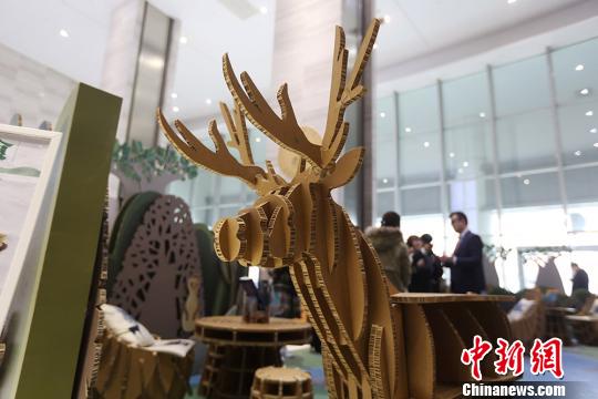 Café com decorações de papelão inaugurado em Nanjing