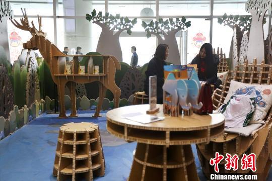 Café com decorações de papelão inaugurado em Nanjing