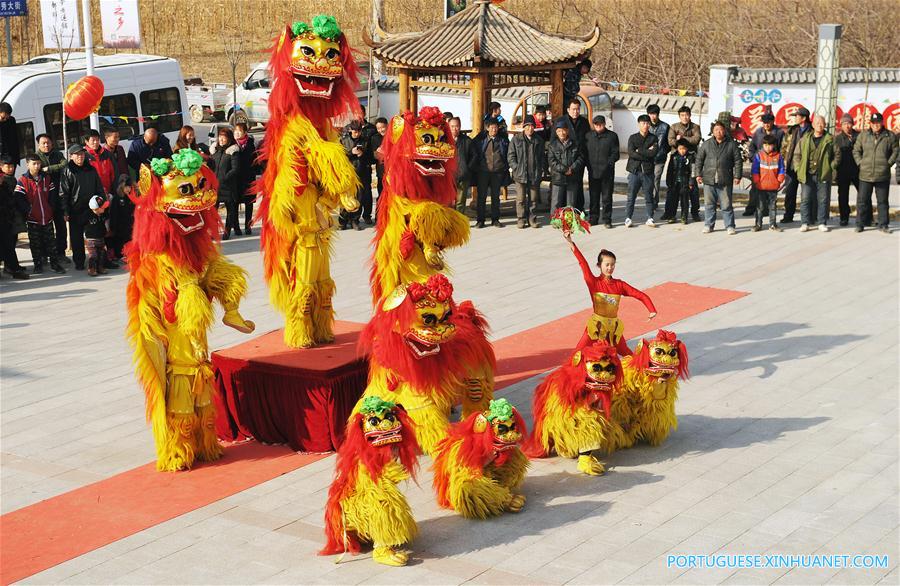 Artistas populares apresentam a dança do leão na aldeia de Luchang, distrito de Cangxian, província de Hebei, no norte da China, em 10 de fevereiro de 2018, para receber o próximo Festival da Primavera da China, que cai em 16 de fevereiro deste ano. (Xinhua/Yuan Liwei)