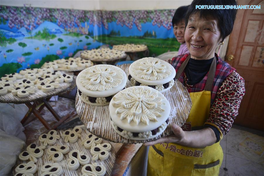 Chineses preparam pães cozidos a vapor para celebrar Festival da Primavera