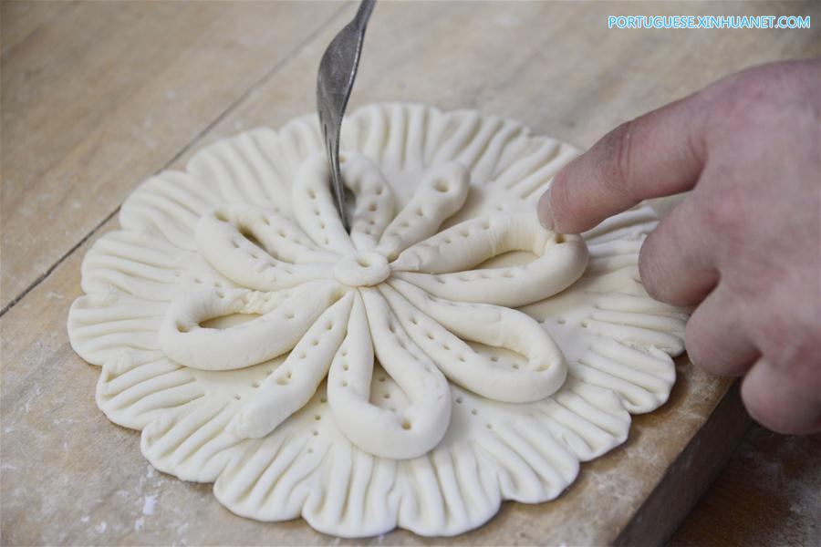 Chineses preparam pães cozidos a vapor para celebrar Festival da Primavera