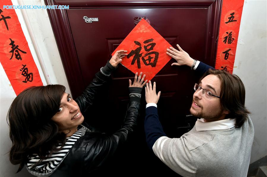 Estudantes estrangeiros vivenciam cultura popular chinesa durante Festival da Primavera em Henan