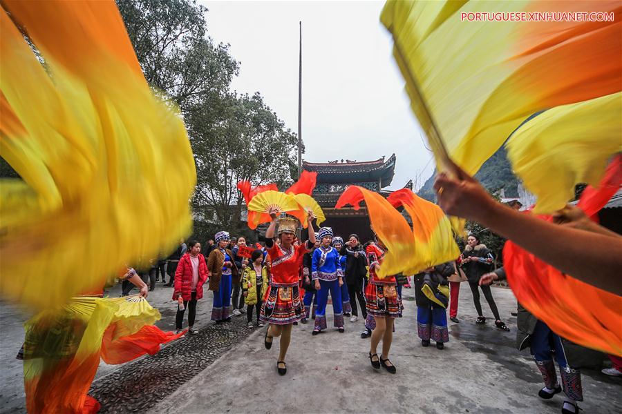 Pessoas dançam em celebração ao Ano Novo Lunar chinês em Hunan