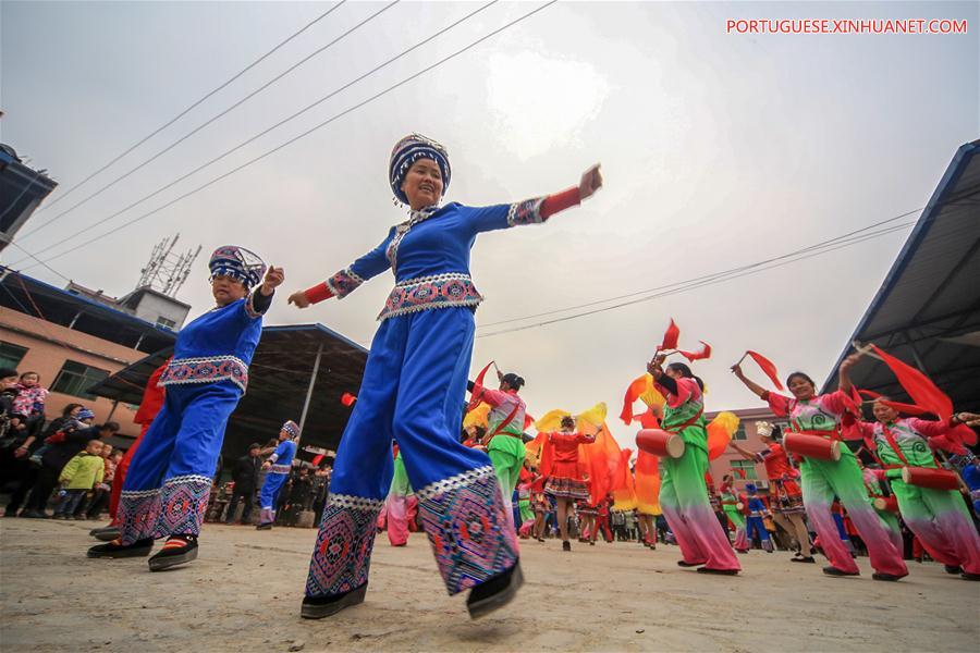Pessoas dançam em celebração ao Ano Novo Lunar chinês em Hunan