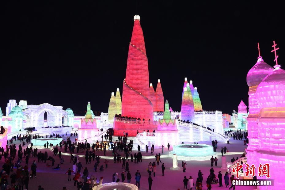 Mais turistas viajam pela China durante o feriado do Ano Novo chinês